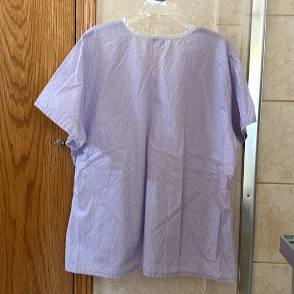 Light purple scrub top with lace lined pockets - Picture 2 of 2